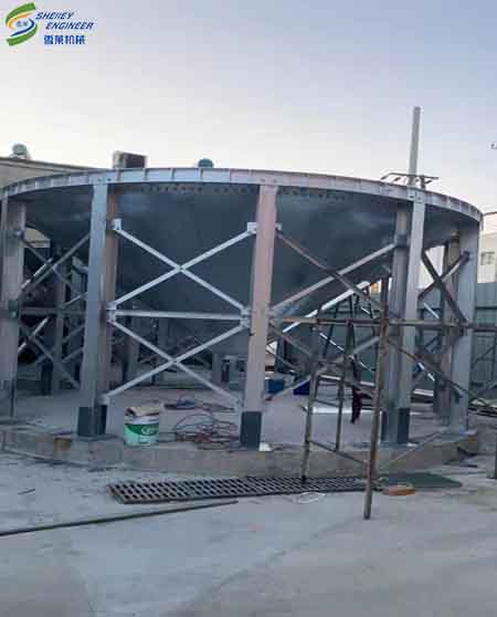 濟(jì)寧塑料顆粒廠200噸鋼板倉(cāng)安裝工作緊張而有序